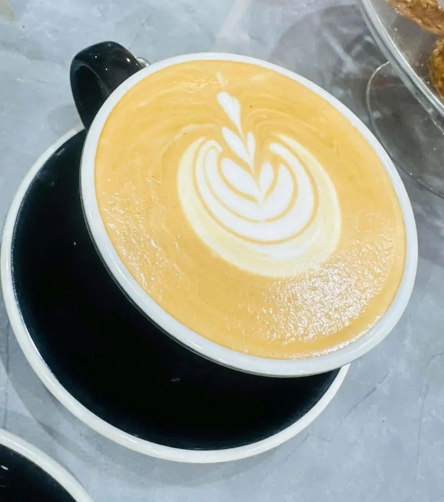 A flat white with leaf latte art at Köfi Köfi